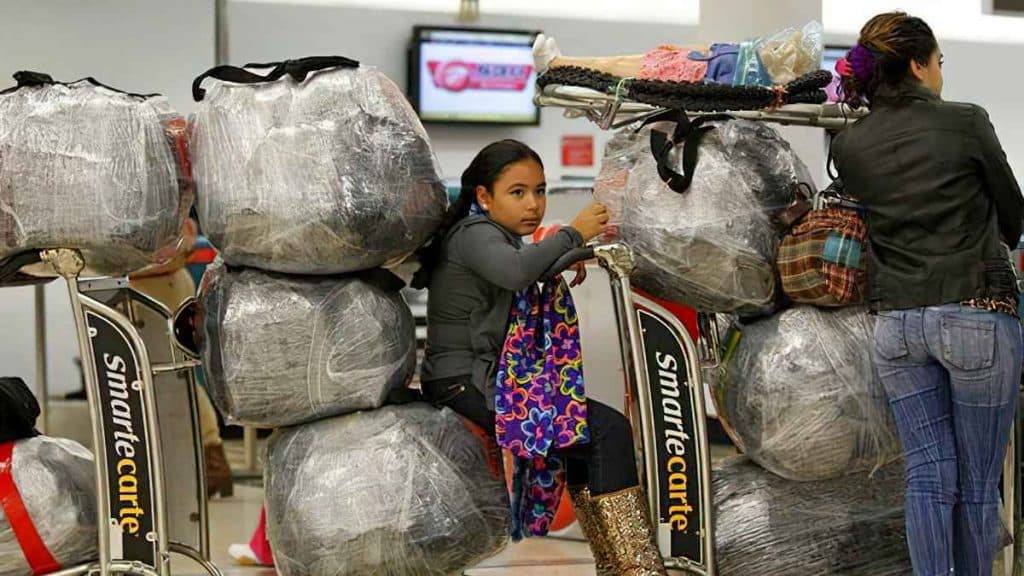 Aduana de Cuba 2026: los nuevos límites (5 celulares, 3 computadoras) y cuánto pagas en dólares si te pasas