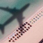 playa con avion de pasajeros