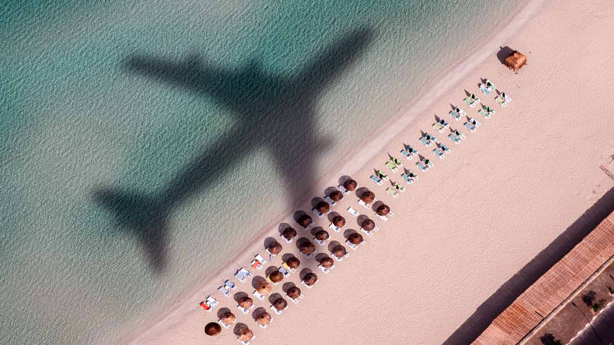 playa con avion de pasajeros