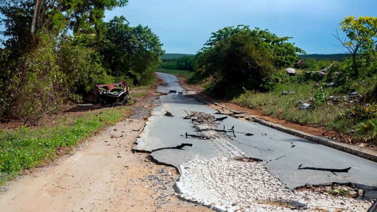 carretera cubana en mal estado