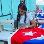 Reanudan producción de banderas cubanas para su venta en moneda nacional