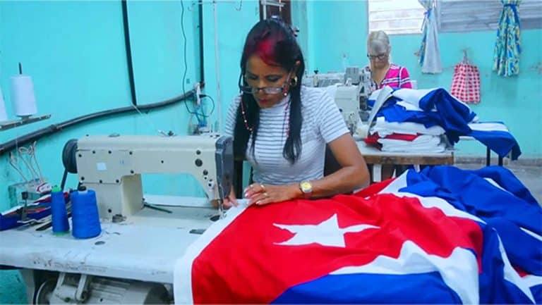 Reanudan producción de banderas cubanas para su venta en moneda nacional