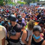cubanos protestas ante la embajada de panama en la habana