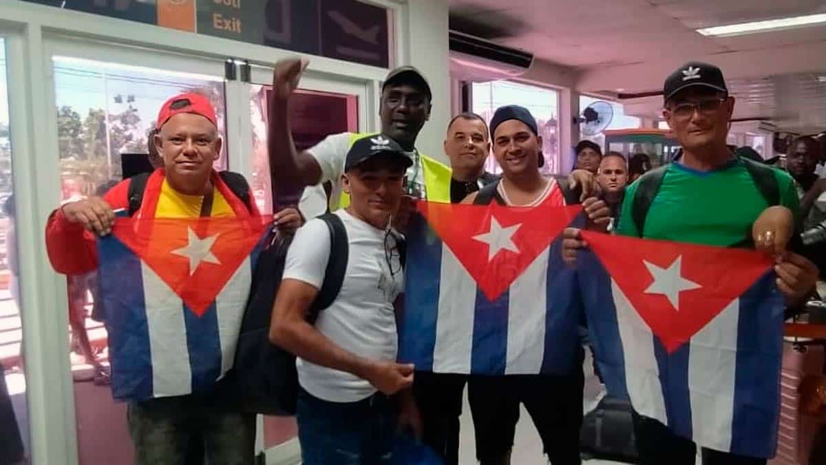 cubanos regresan de haiti