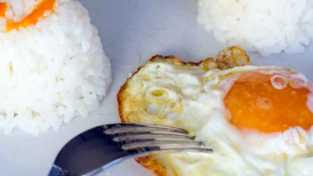 arroz blanco y huevo frito