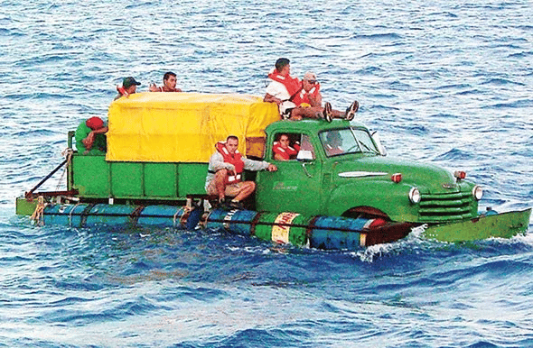 cubanos en un camión flotante