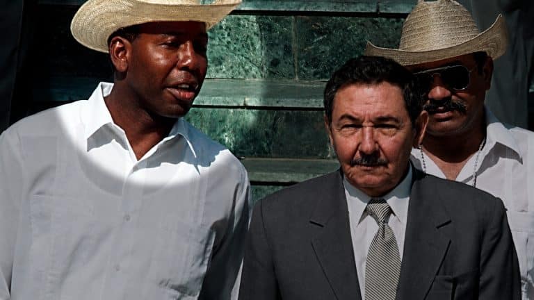 juan carlos robinson junto a raúl castro