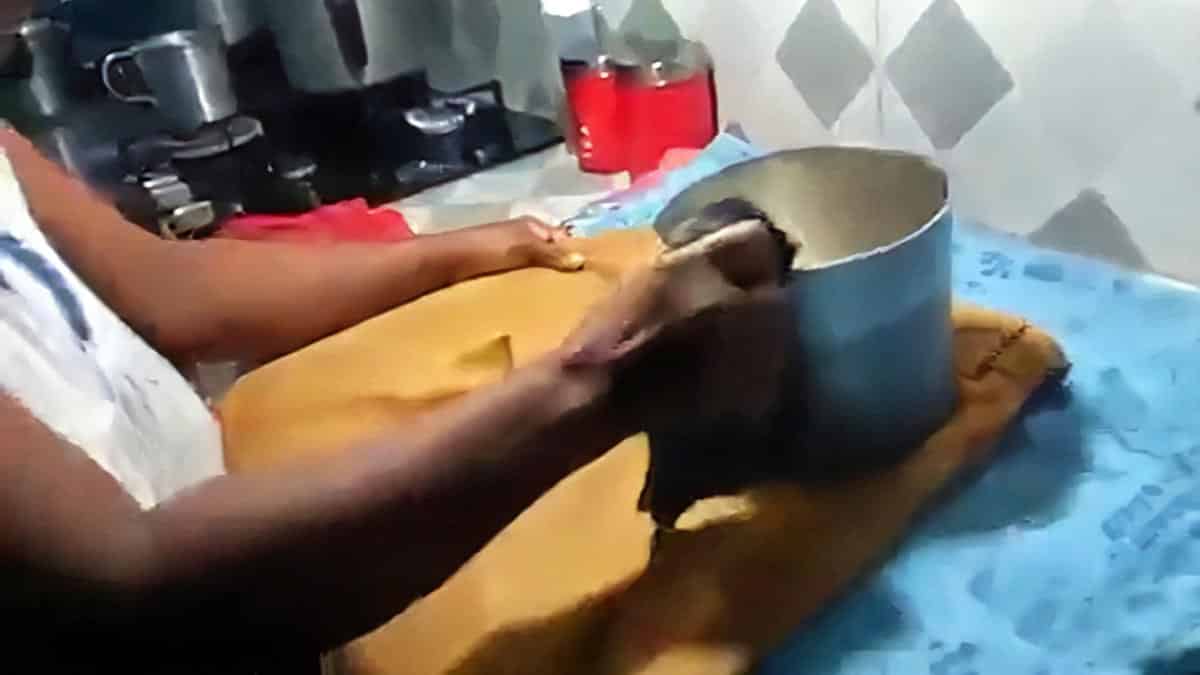 madre cubana plancha con jarro de metal