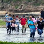 migrantes cubanos cruzan rio