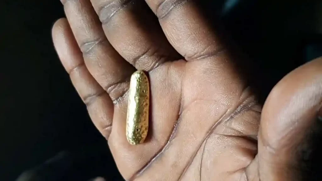fragmento de oro en mano