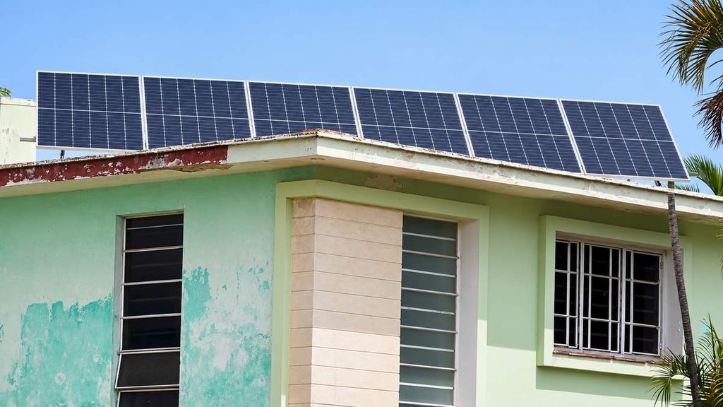 ¿Cuántos paneles y baterías necesita una nevera o refrigerador en Cuba? El cálculo real y los precios de 2026