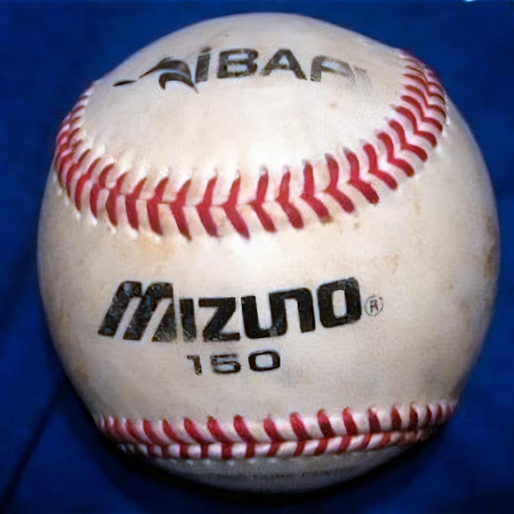 pelota mizuno 150 utilizada en el béisbol de Cuba