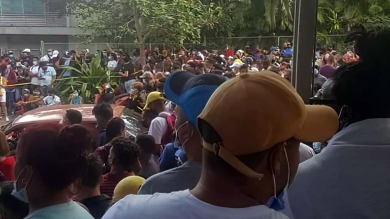 Cubanos se reúnen frente a embajada de Panamá en La Habana para exigir visa de tránsito