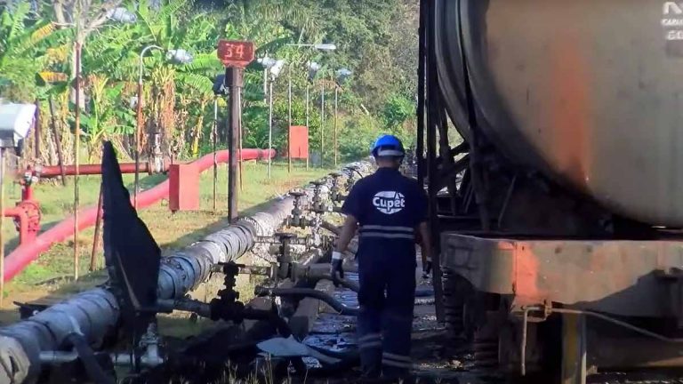 Locomotora de un tren de combustible provoca incendio en la refinería de Cabaiguán