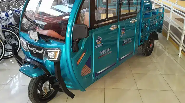 Triciclo eléctrico Minerva de fabricación cubana en una tienda