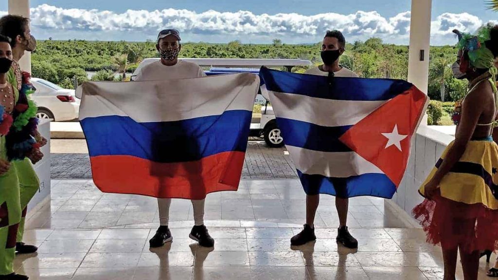 cubanos reciben a turistas rusos